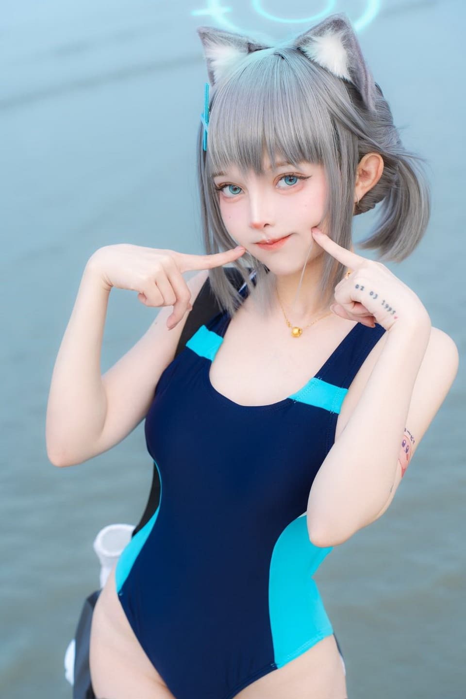 双手动作增加画面层次感 