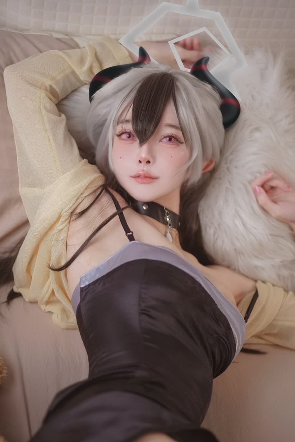 深色系搭配衬托面部线条