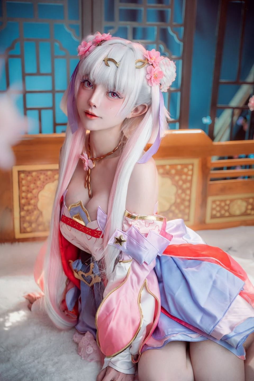 发梢与服饰构成柔美曲线