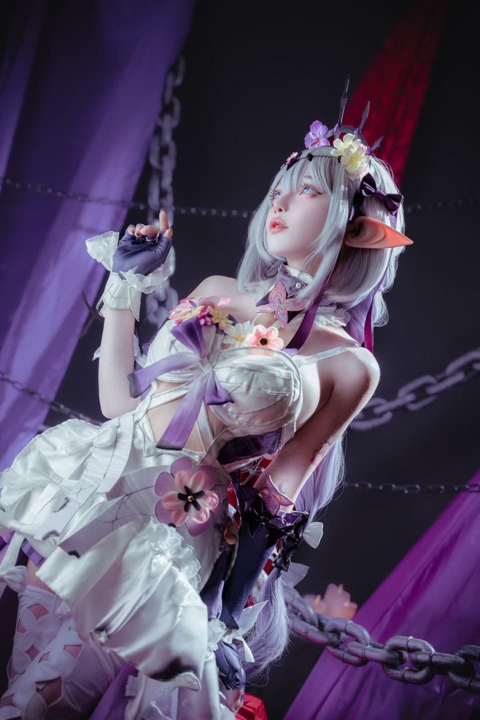 镜头捕捉温柔的凝视瞬间