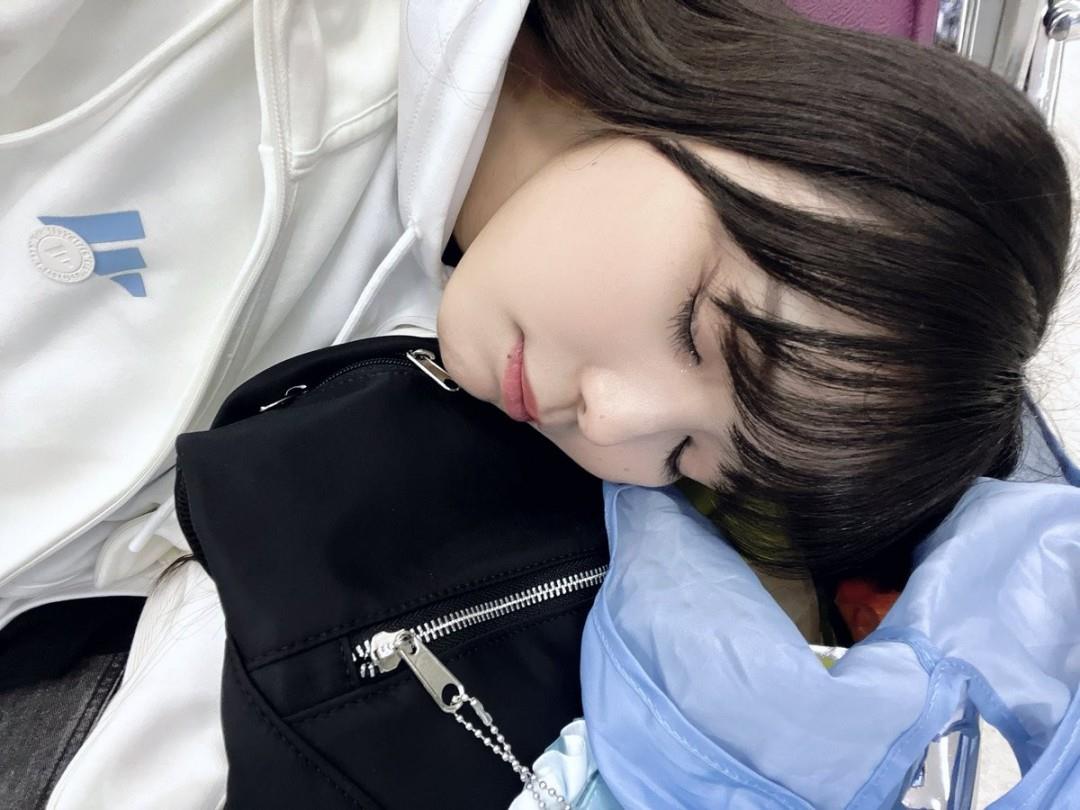 恋渕桃菜穿白卫衣休息入镜,气质清新自然