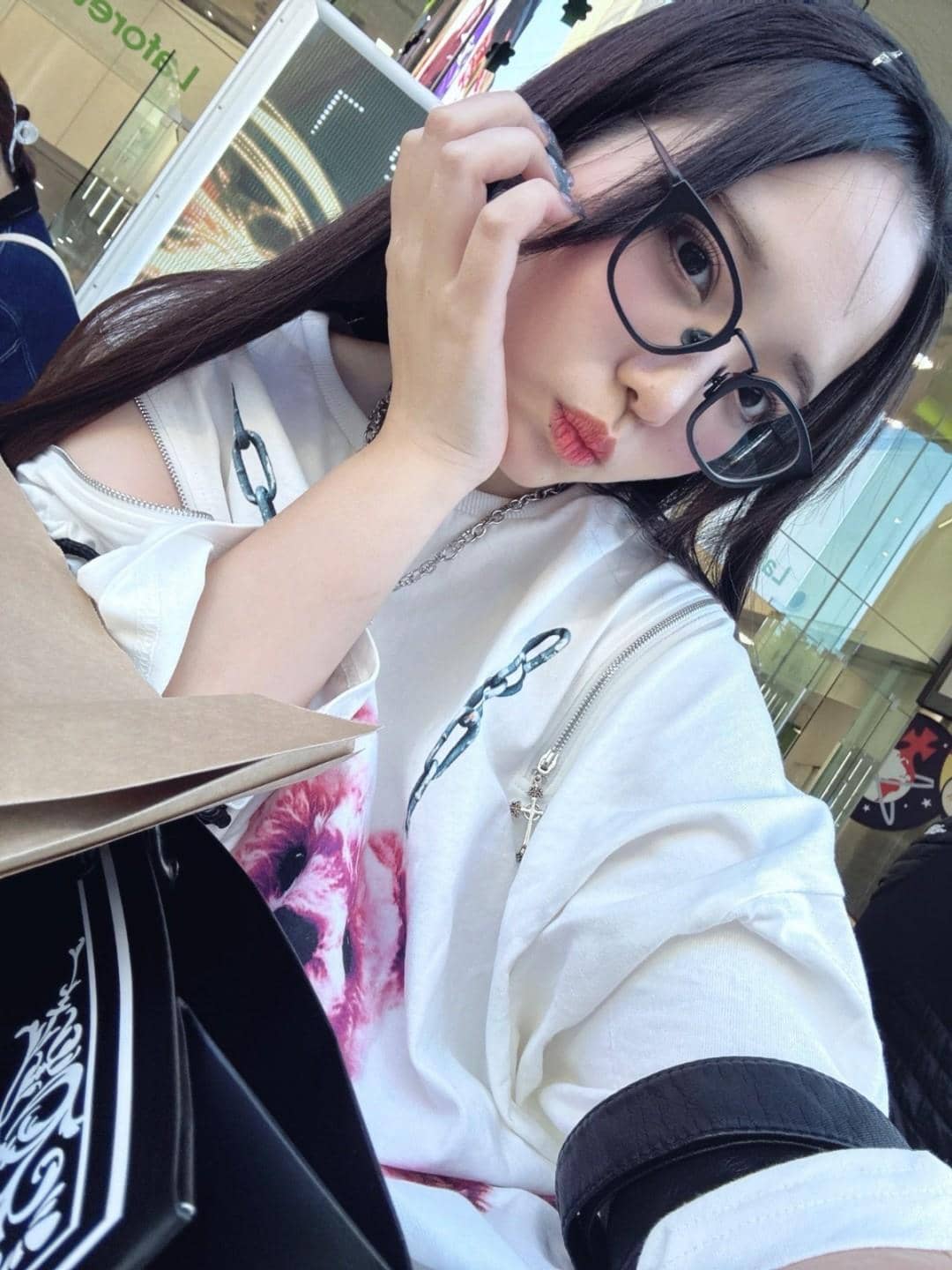 她身着大码服饰显得青春活泼