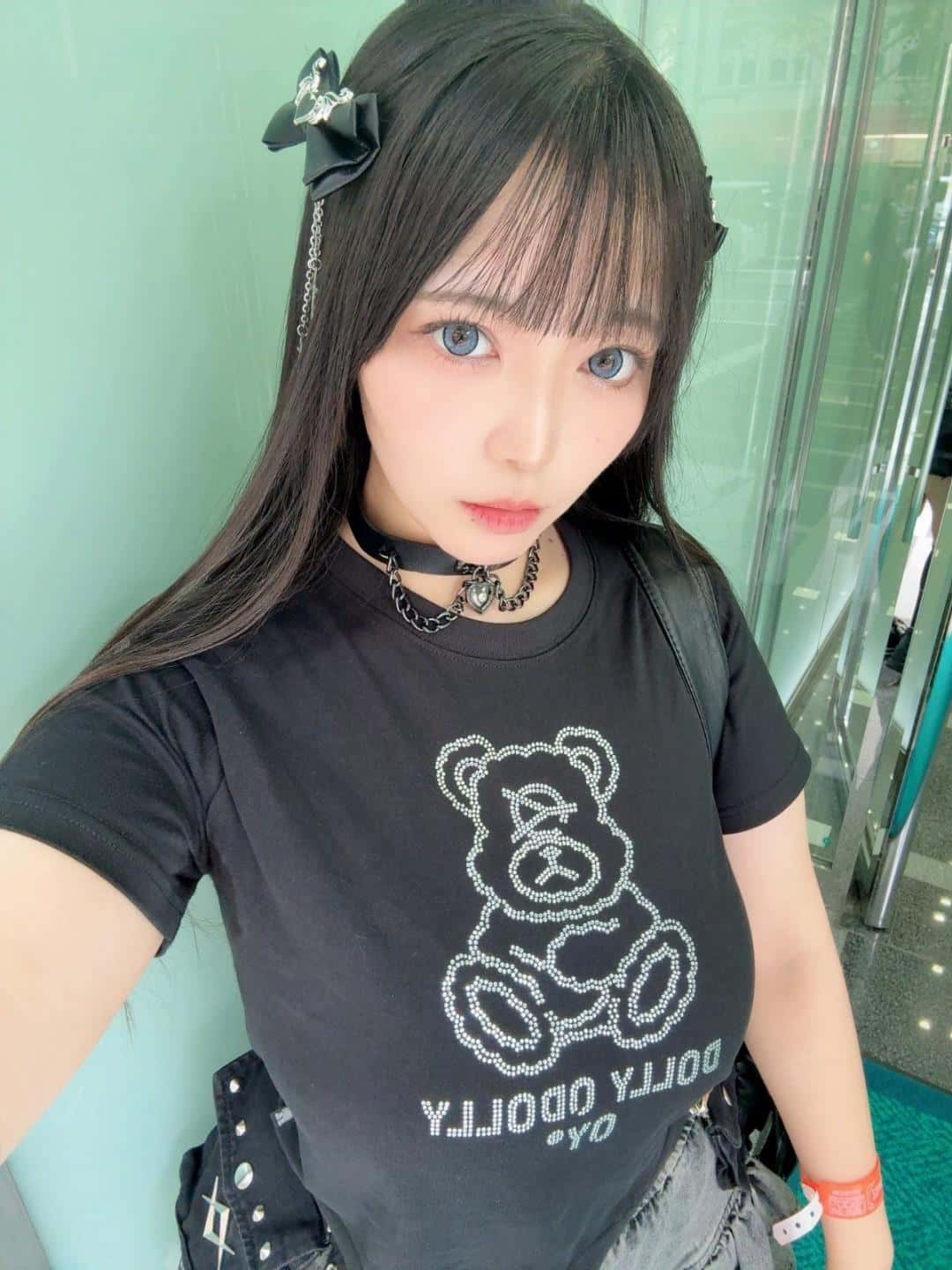 她侧身自拍眼神温柔回眸动人