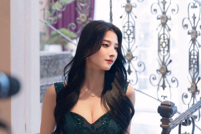 宝石绿晚礼服凸显性感优雅