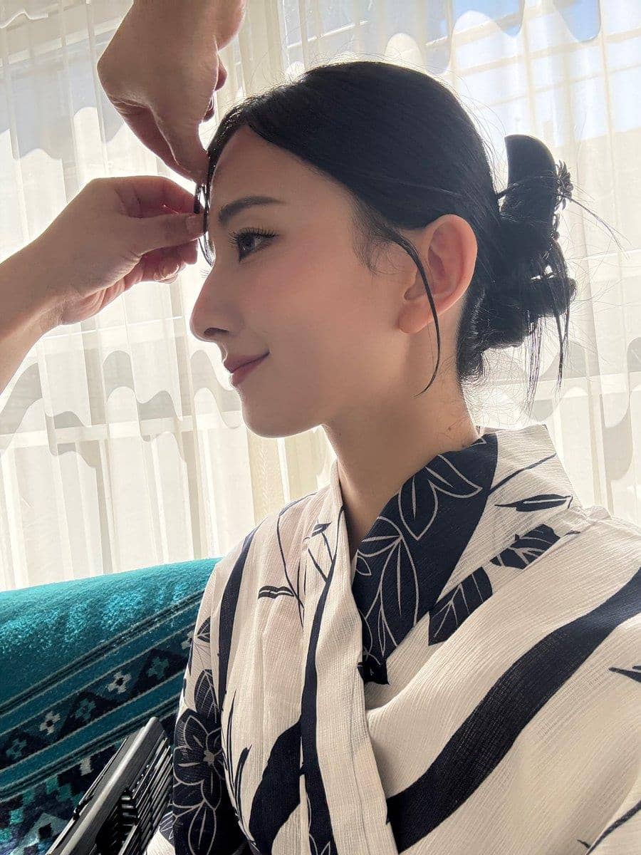 黑发造型增添日系风范