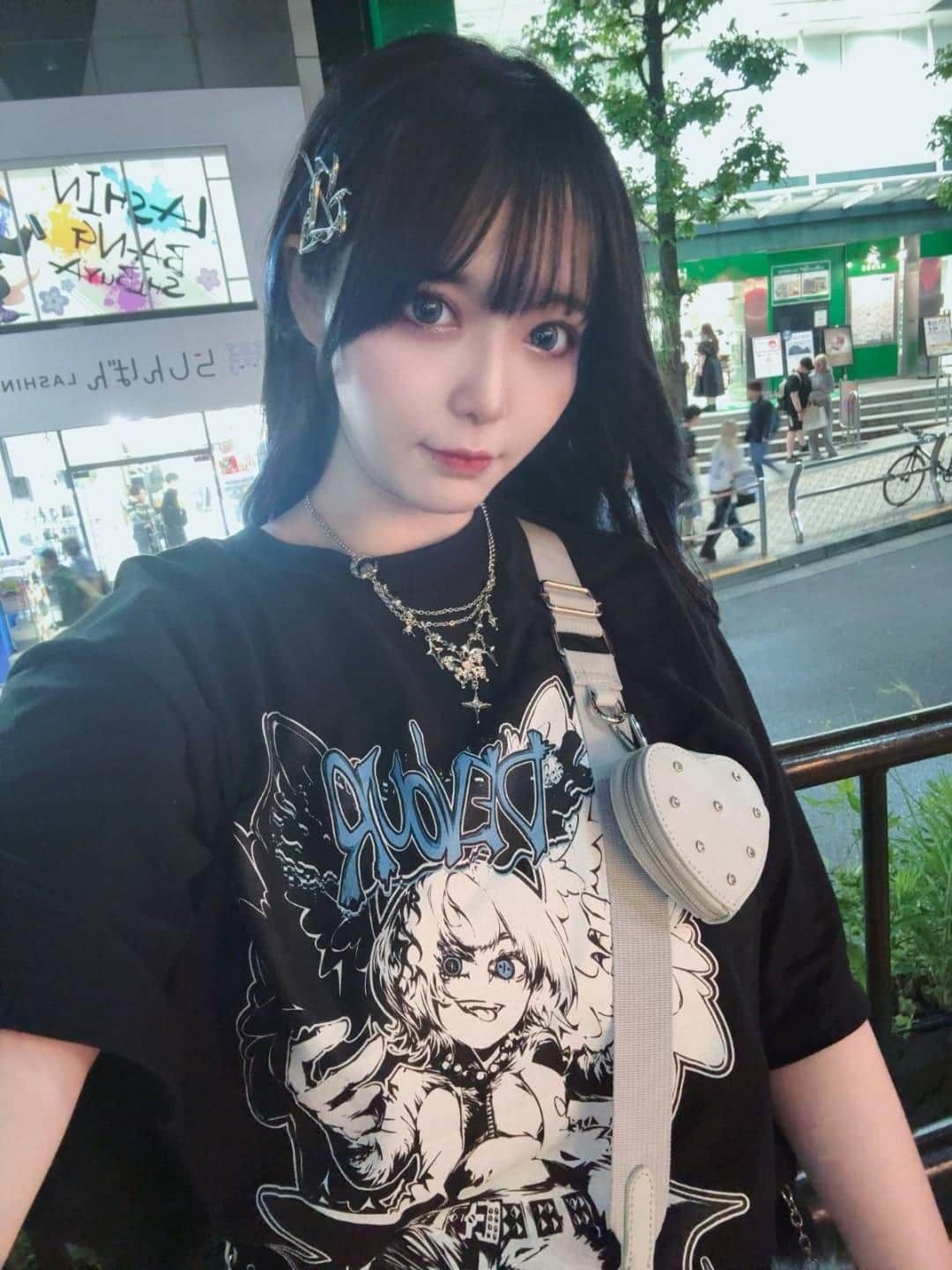 在街边的恋渕桃菜颜值令人惊艳