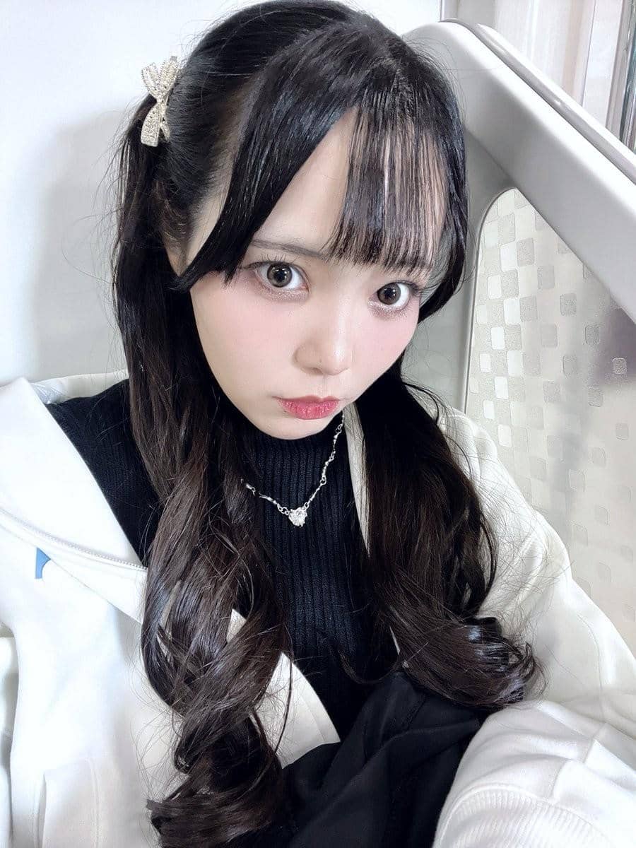 阳光下的恋渕桃菜轻靠墙边微笑