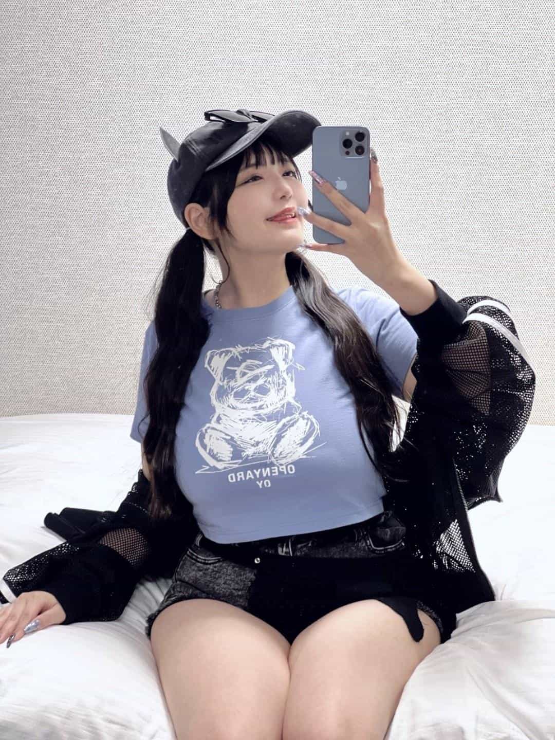 她俏皮动作温柔展现迷人气质