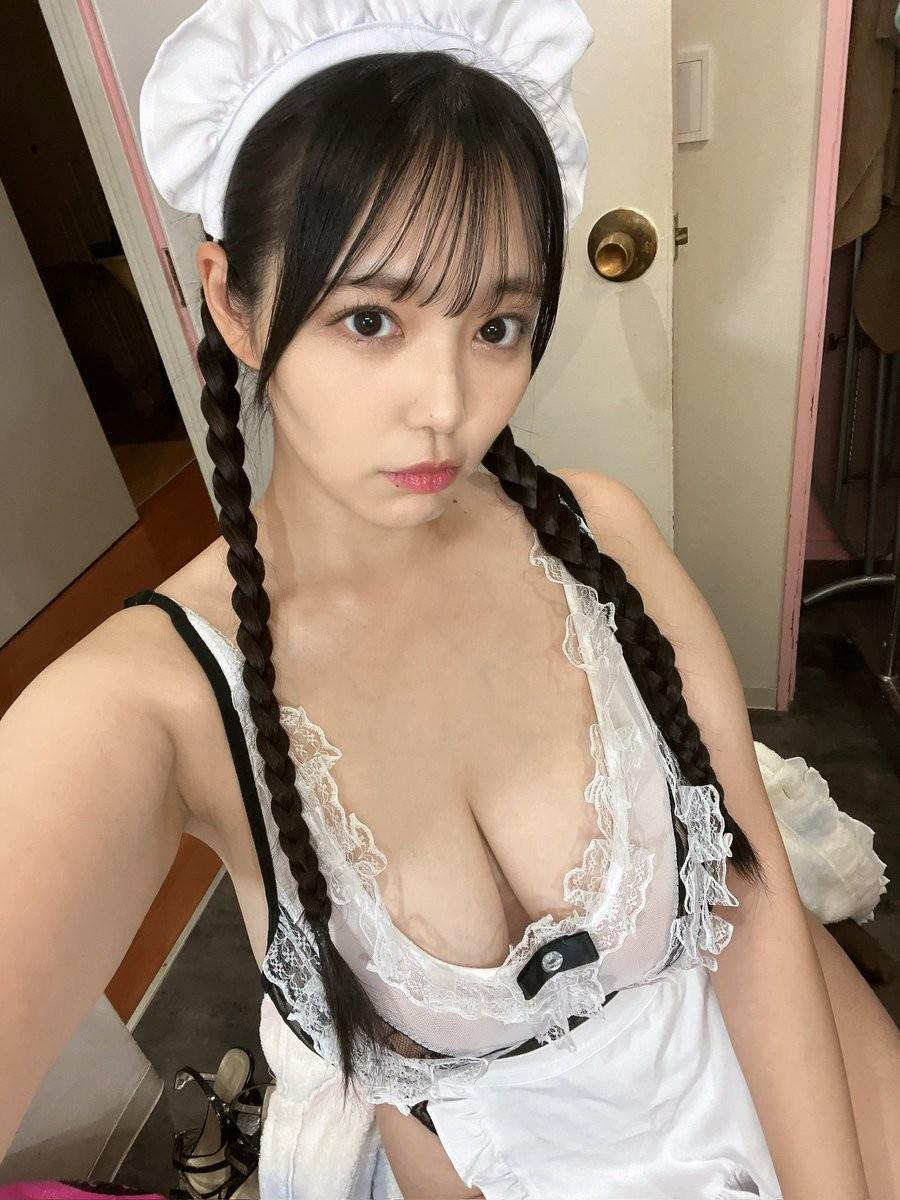 恋渕桃菜展现清新风格的甜美穿搭