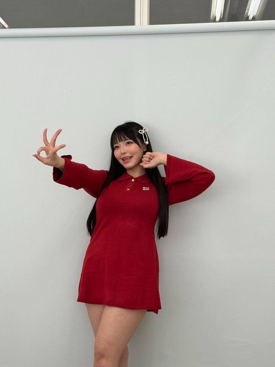 她站立街头神情俏皮活泼可爱