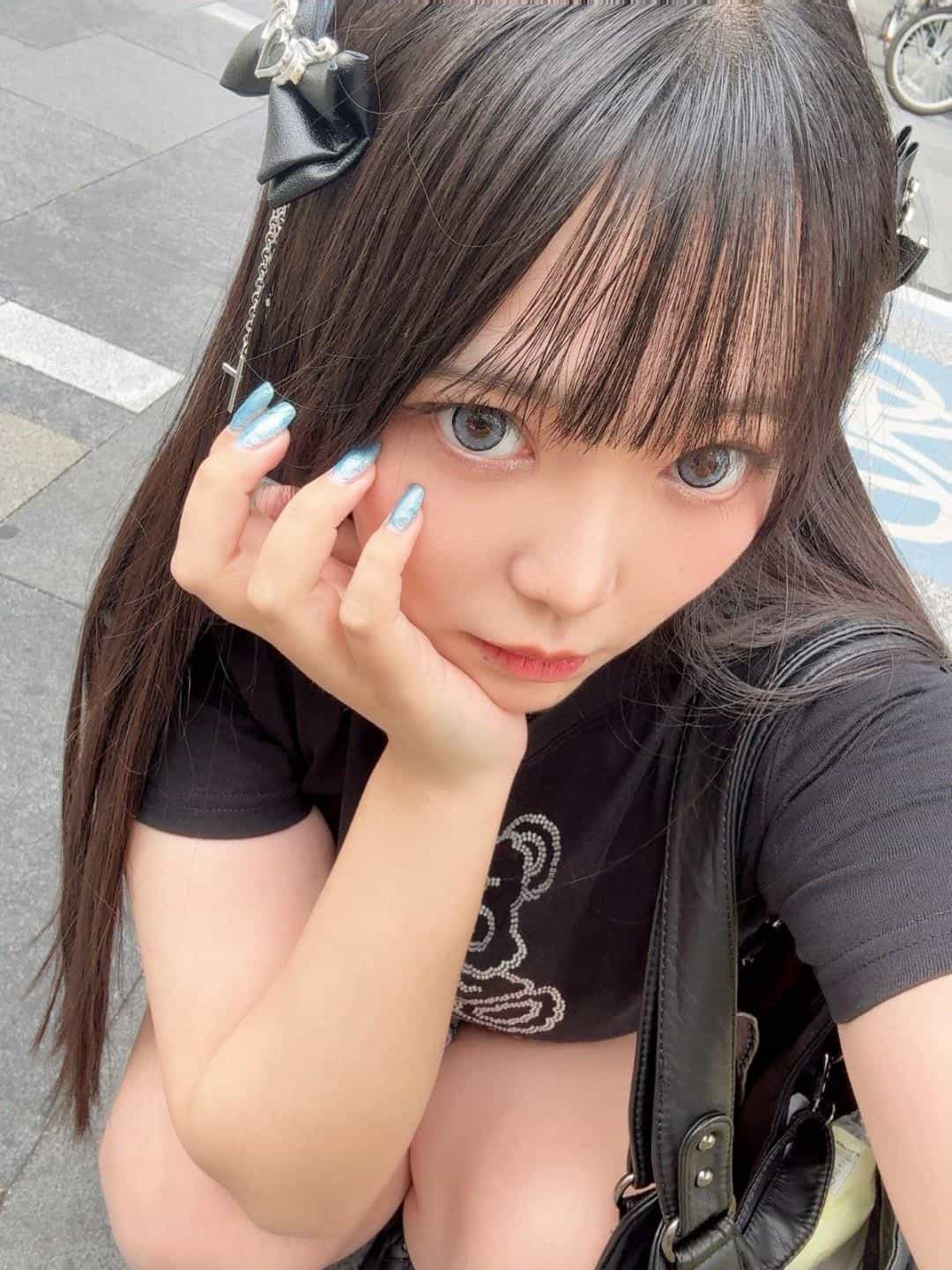 她蹲着自拍神情令人心动