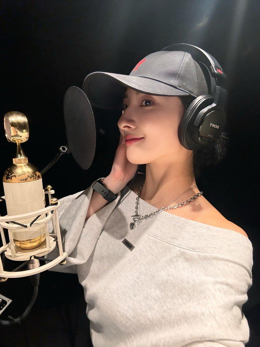 白色舞台服塑造天使气质