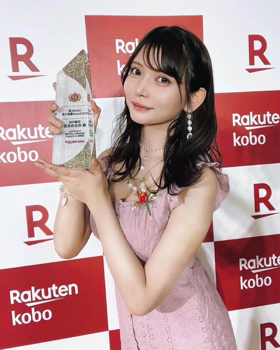 似鸟沙也加颁奖现场吸引无数视线