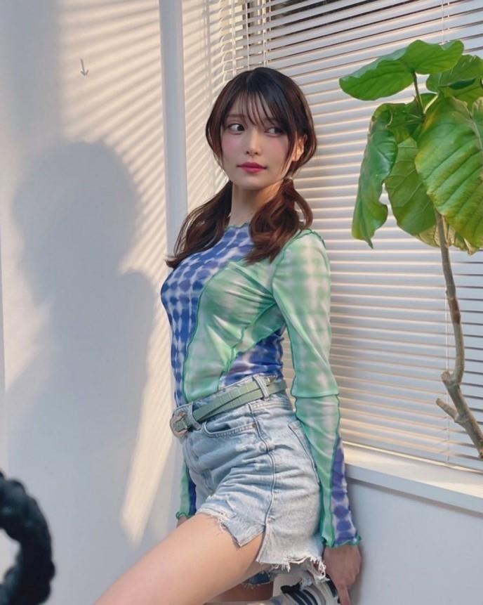 花色上衣搭牛仔裤造型