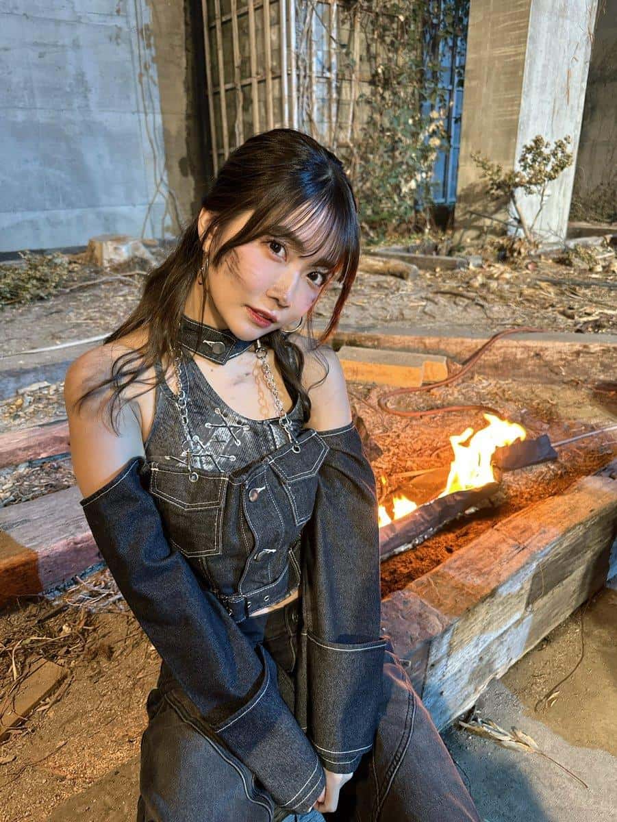 天羽希纯以自然妆容和简约服饰展现出成熟又迷人的性感