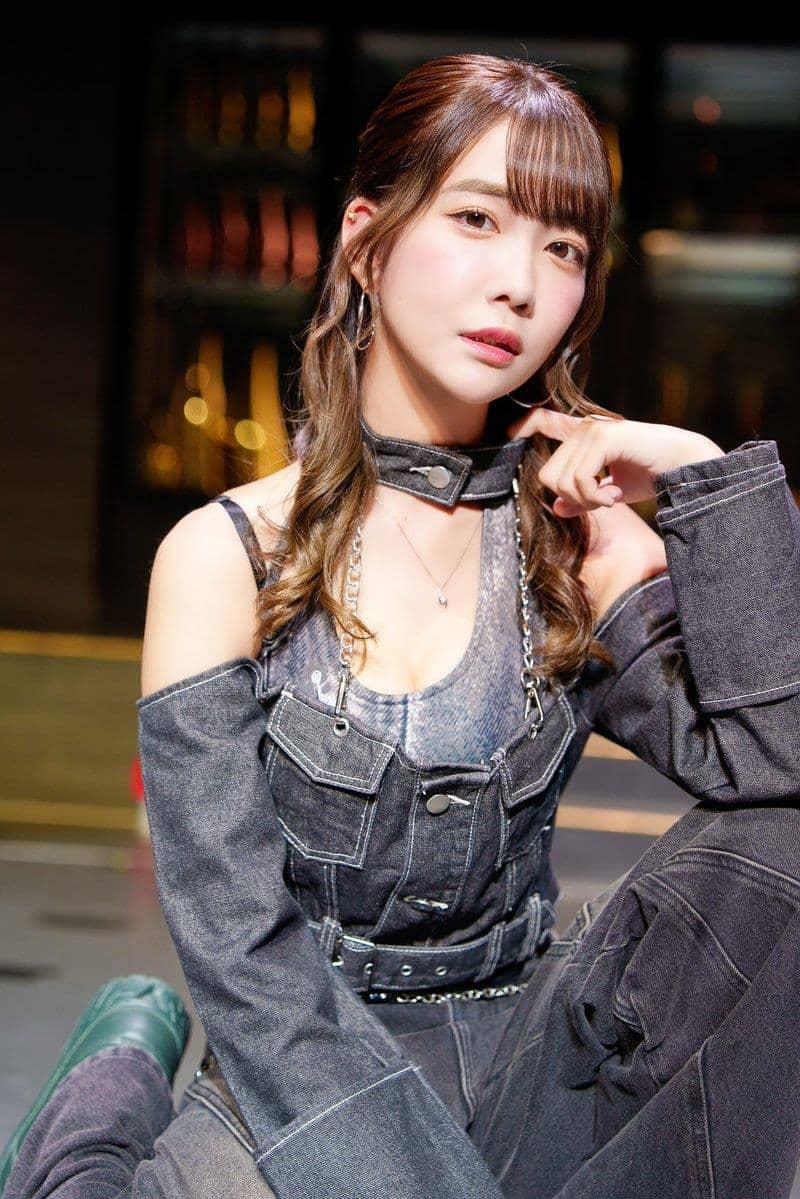 天羽希纯在电影拍摄现场,展示专业演技