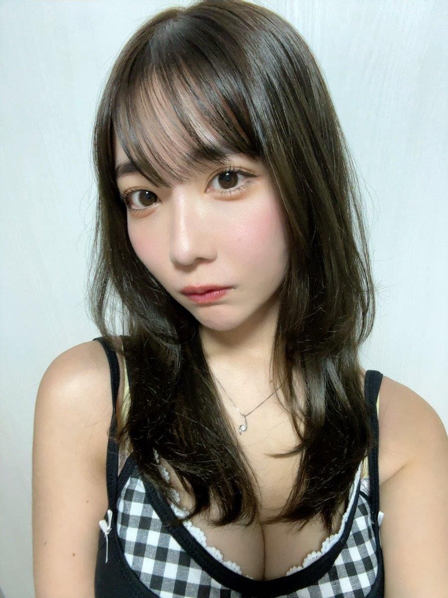 天羽希纯在日常拍摄中,展现自然美丽