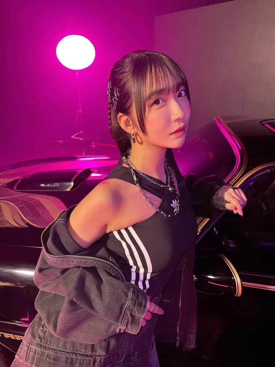 天羽希纯着休闲装,展现她迷人的眼神