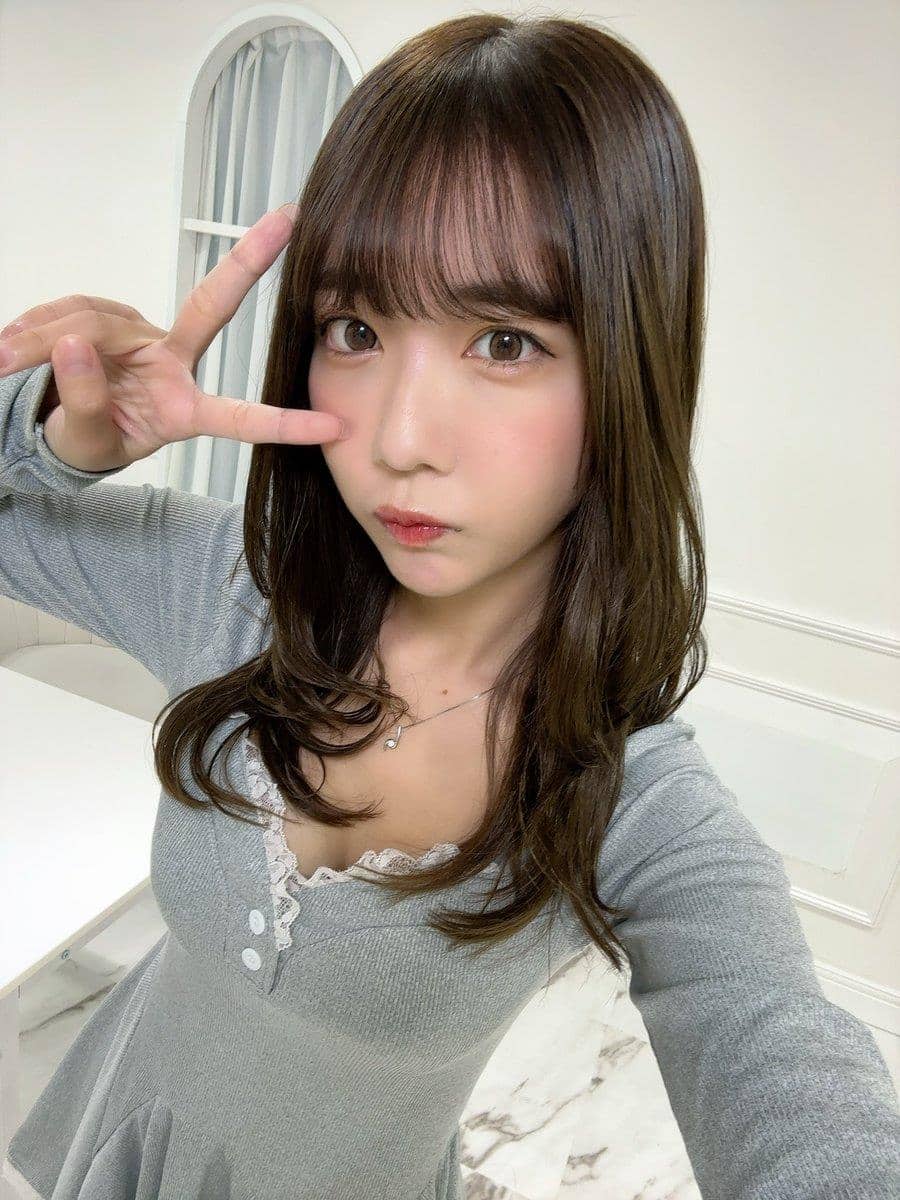 天羽希纯用微妙的姿势和表情展示她的自然性感气质