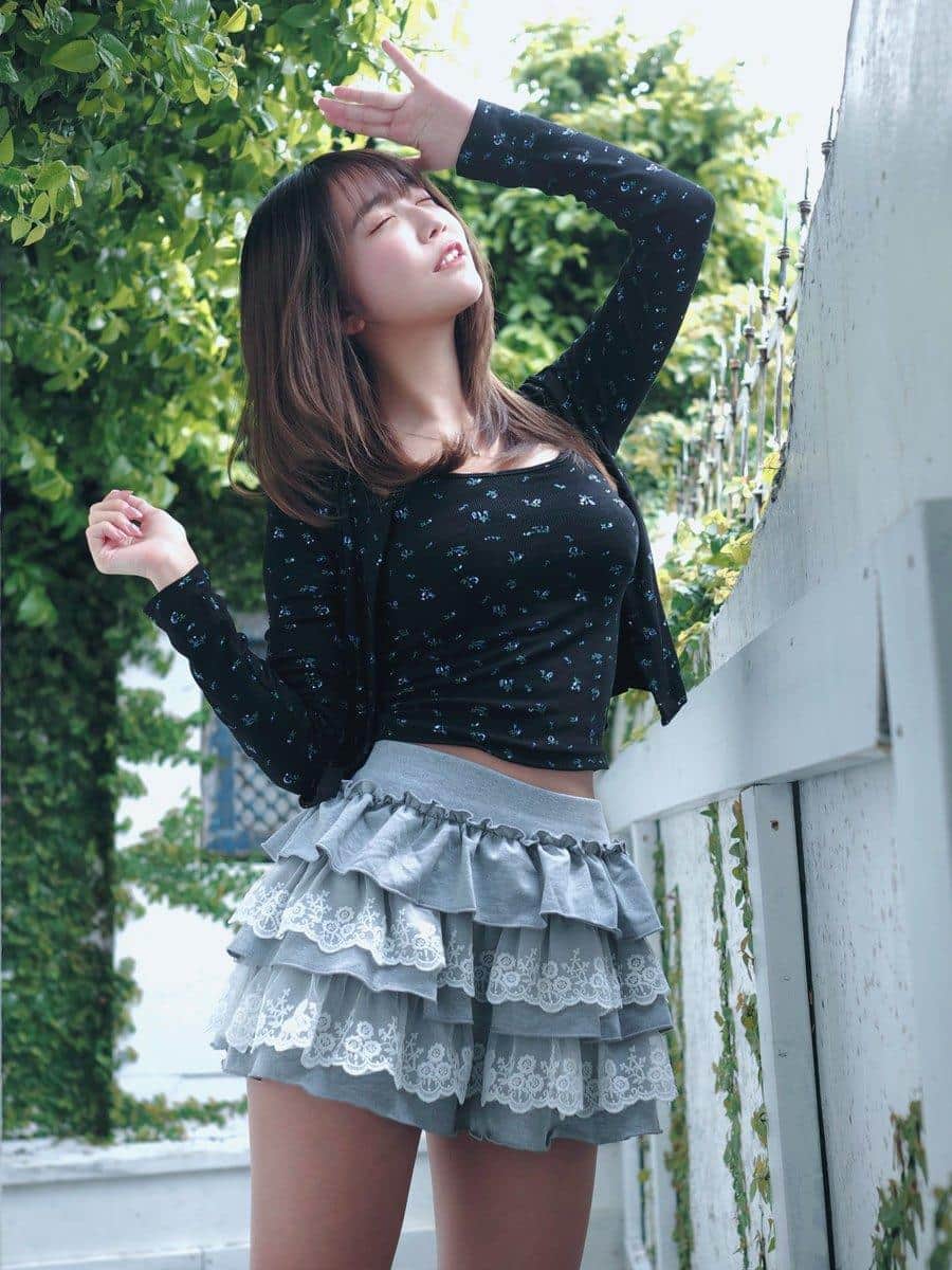 天羽希纯在日常休闲装中,展现她迷人的身材与自信