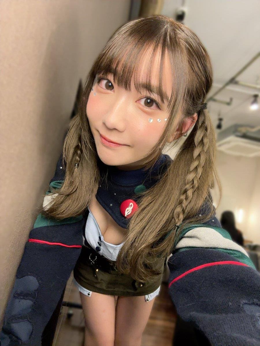 天羽希纯靠在墙边,温柔又性感的姿态展现了她的独特魅力