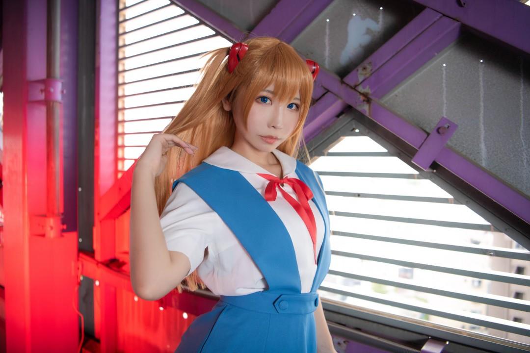 しらほしなつみ展现迷人风采,成熟与性感兼备