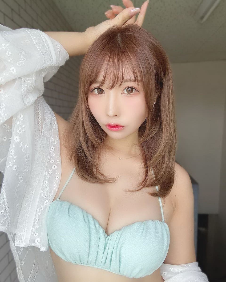 しらほしなつみ展现迷人曲线,散发成熟魅力