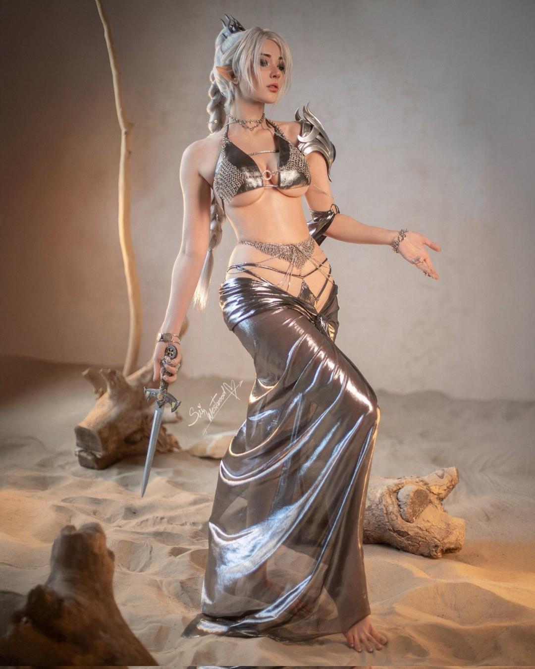 SaiWestwood在《黑夜君临》女爵Cosplay中再次挑战极限