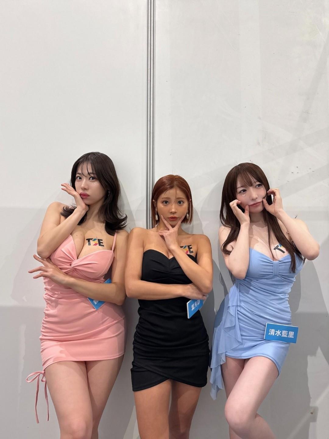 自信笑容的叶月绫，散发迷人气息