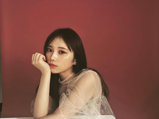 与田佑希长发造型写真，妩媚女人味