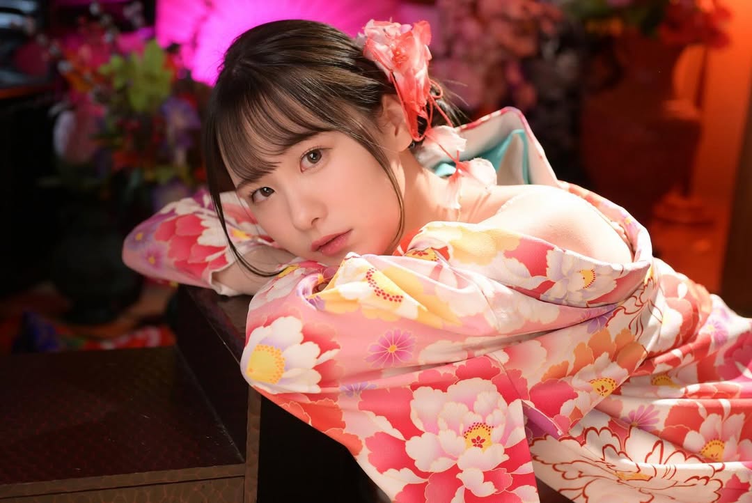 村上悠华红唇造型妩媚动人