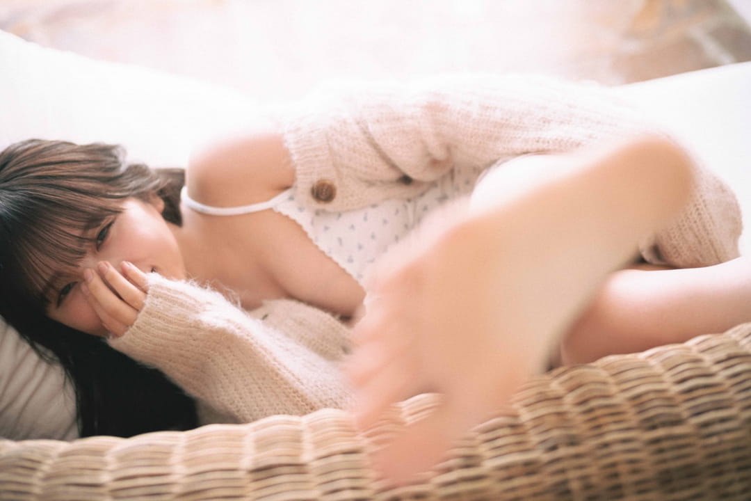 与田佑希写真集晨光透窗，温柔居家风