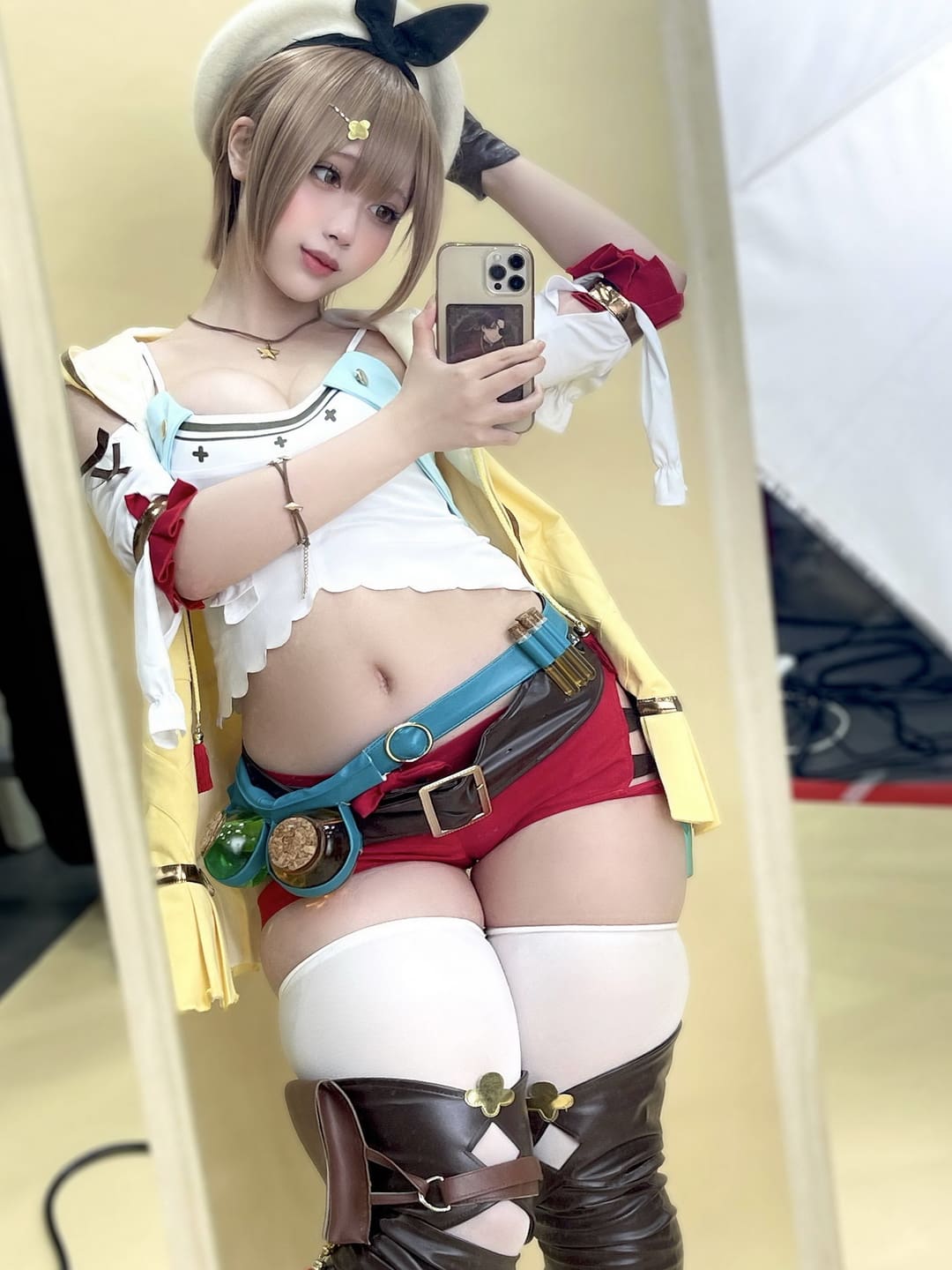 莱莎背影展示服装细节