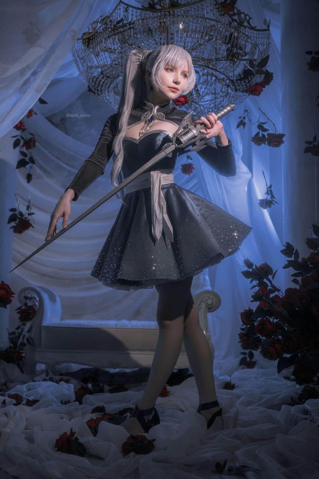 希里Cos拔剑动作瞬间