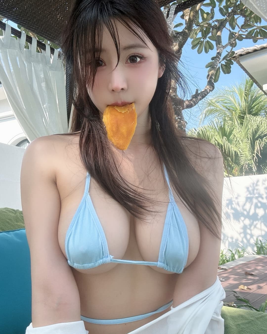 Yeonyu对镜头咬美食互动画面
