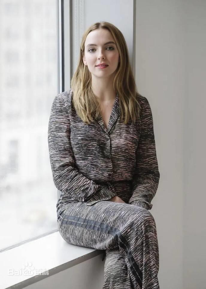 朱迪·科默微笑展现自信魅力