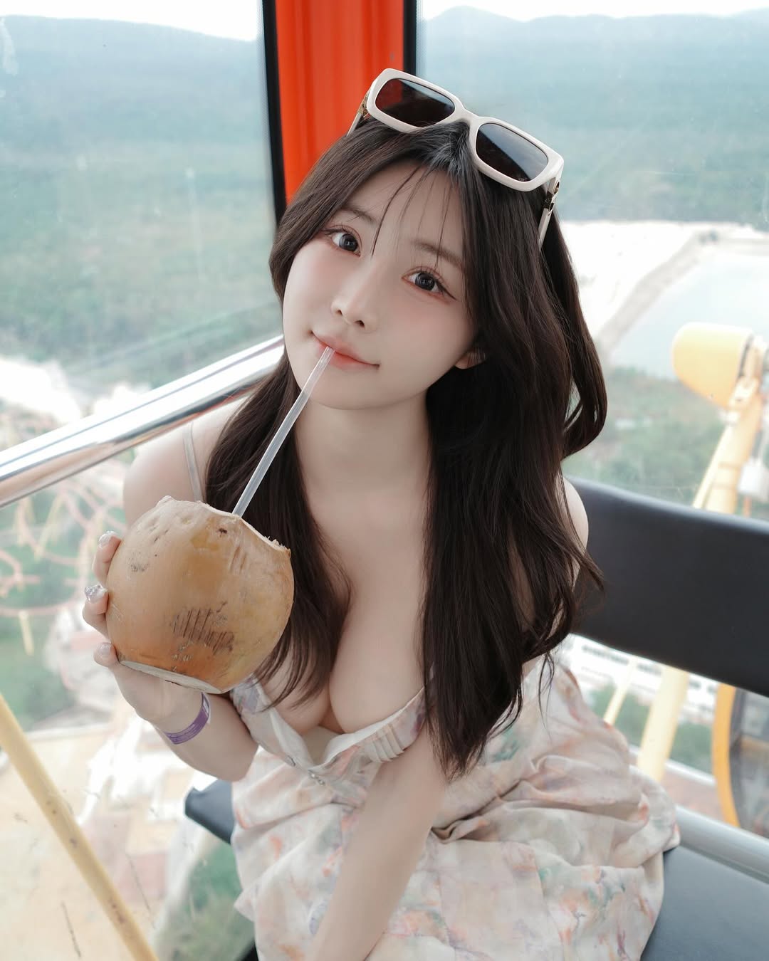 Yeonyu面对镜头享受椰汁