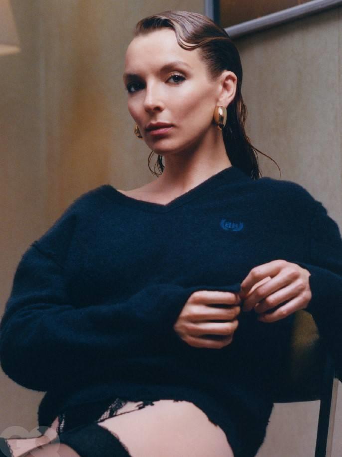 朱迪·科默黑色针织装造型干练