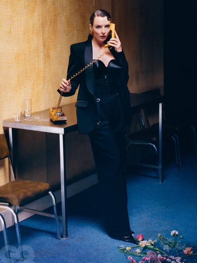 朱迪·科默光影交错尽显高级感