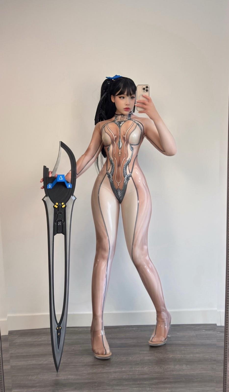 肉感Cosplayer还原动漫角色