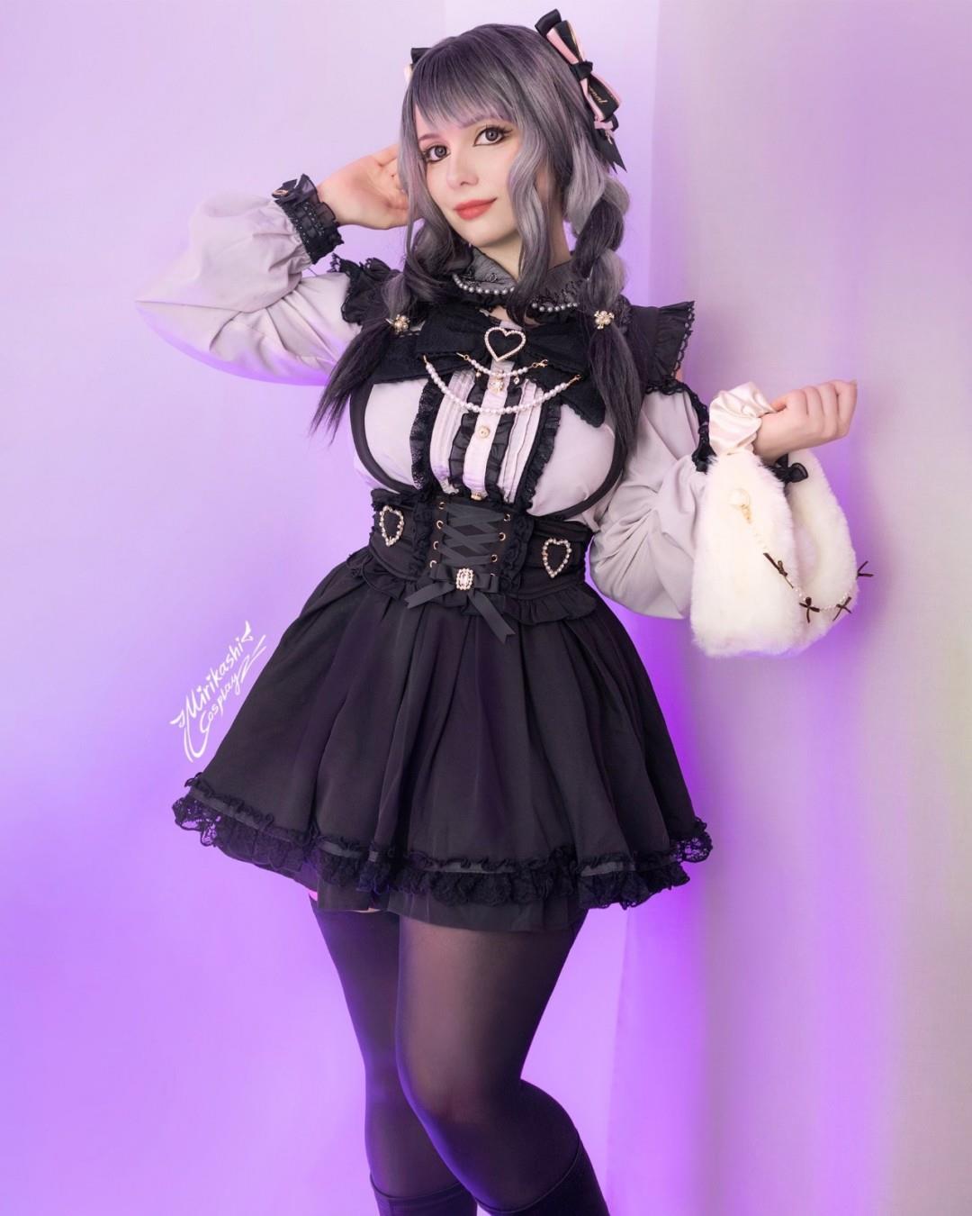 镜中倒影里的她优雅而神秘