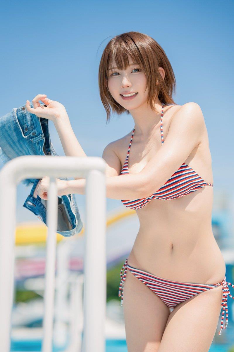 穿彩条比基尼的Enako展现极致诱惑