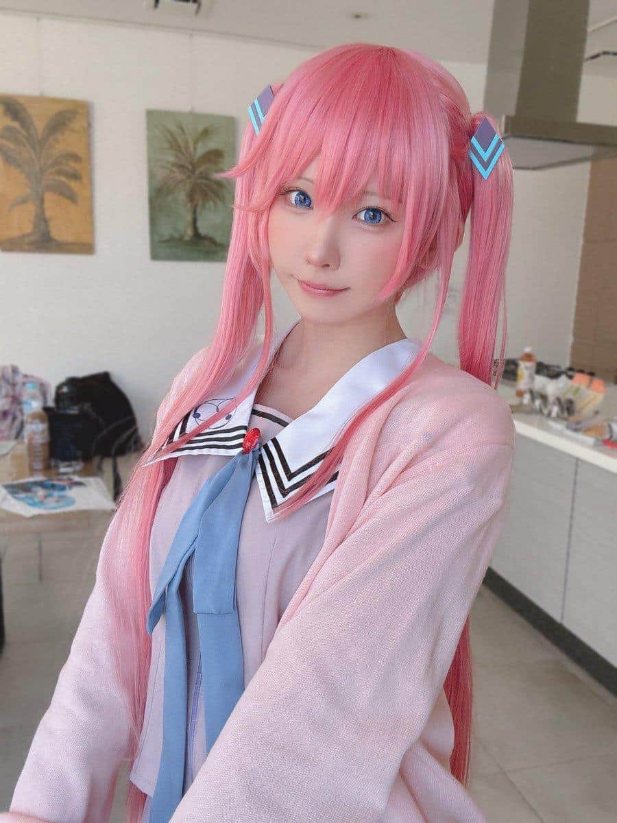 Enako展现娇羞神态，甜美诱人