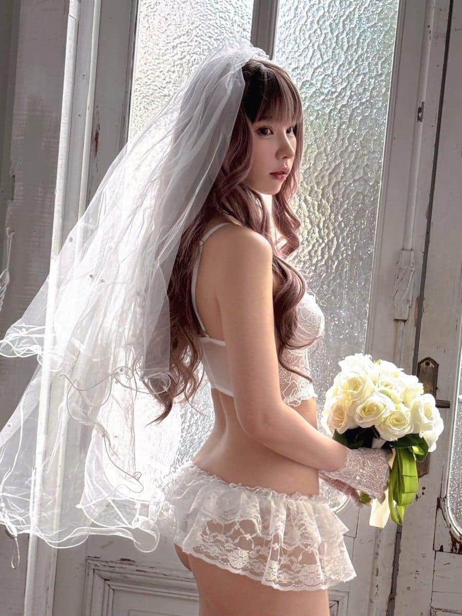 Enako在光影中展现细腻表情