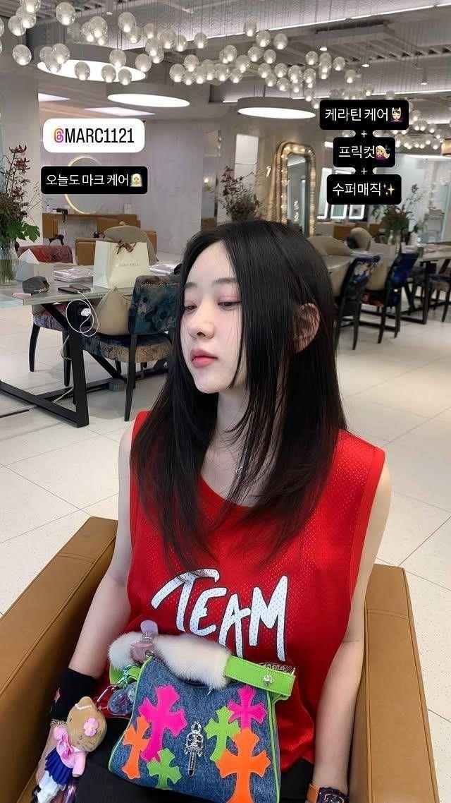 长发搭配红色上衣视觉冲击强烈