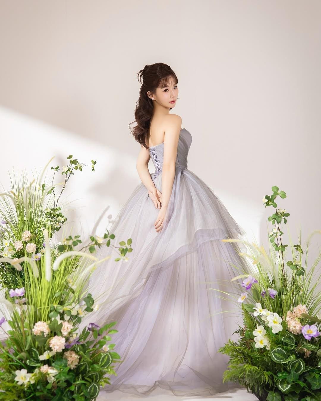 曲线毕露的性感侧身令人浮想联翩