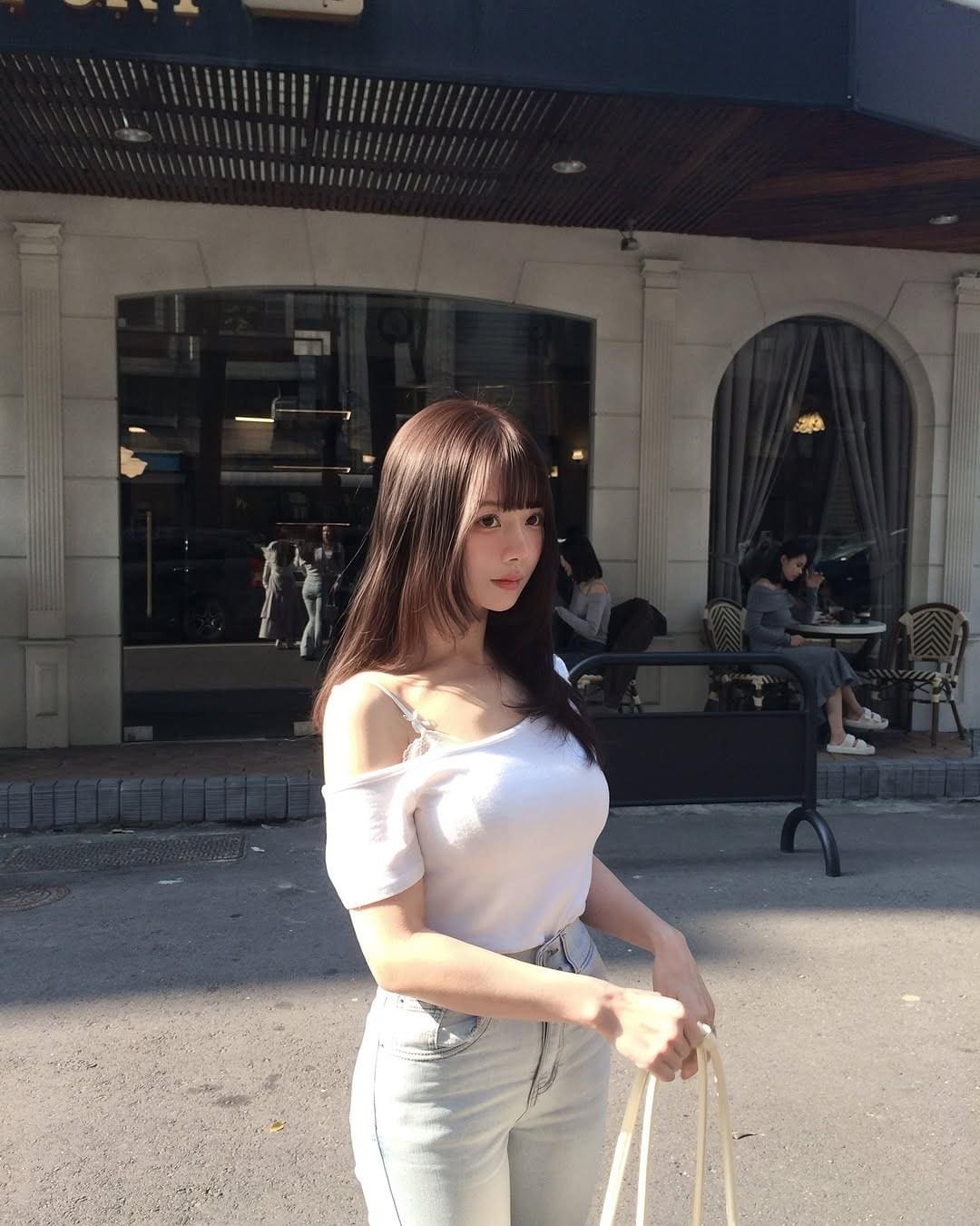 一抹微笑勾人心魄让人难以移开目光