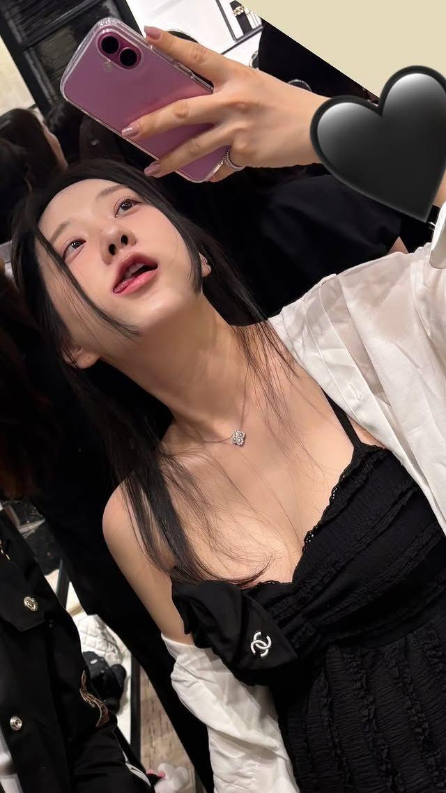 申才恩穿短上衣展露性感腰线