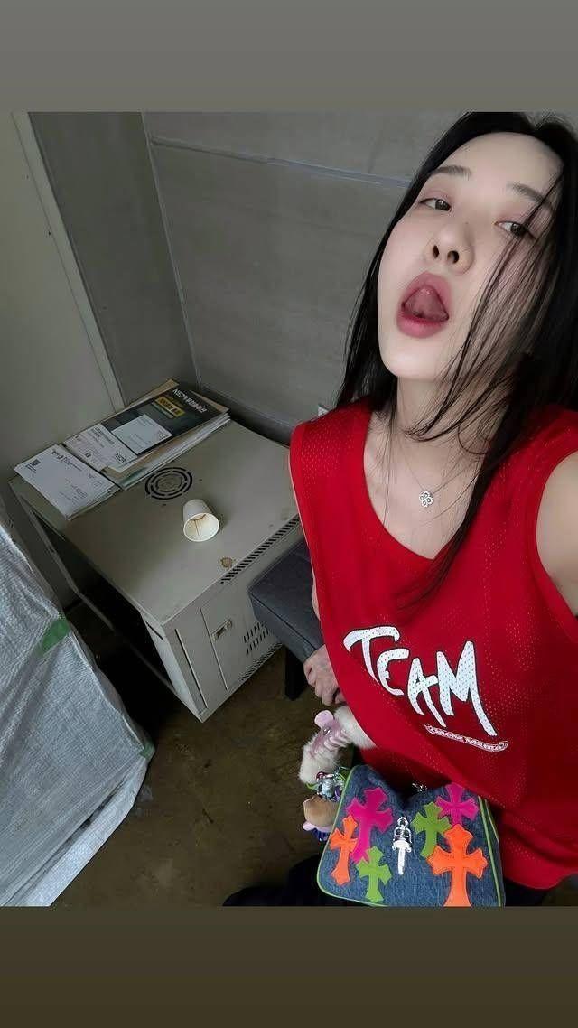 申才恩露肩造型小性感十足