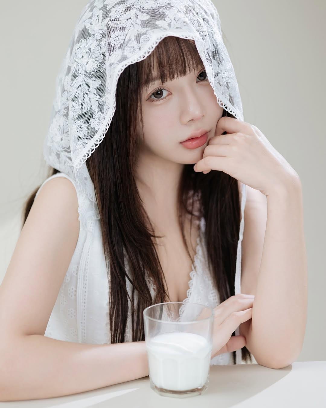 露肩毛衣下的香肩锁骨美得让人心动